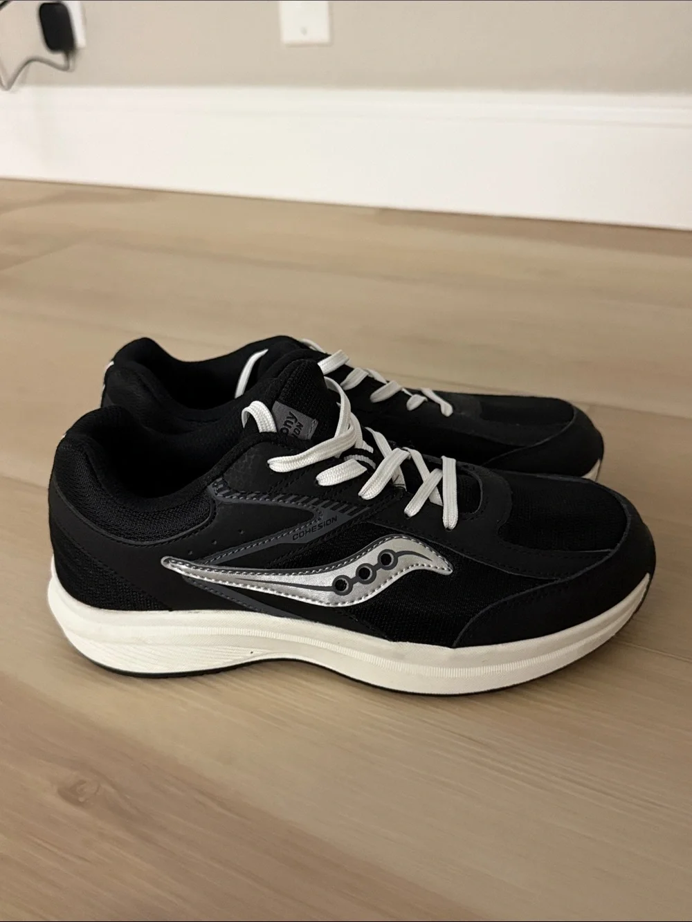 NWOB Child Saucony Cohesion KDZ Black and White Lace-Up Sneakers Size 5.5